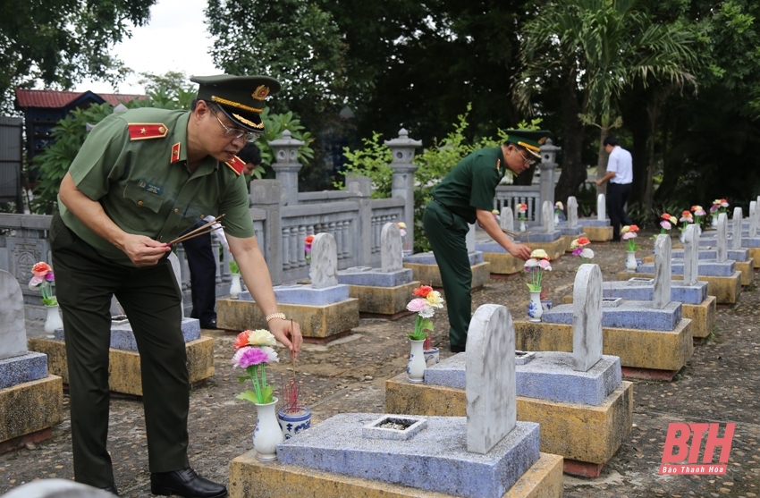 Phó Bí thư Tỉnh ủy Trịnh Tuấn Sinh viếng mộ Đại tướng Võ Nguyên Giáp, hang Tám Cô và các nghĩa trang liệt sĩ tại tỉnh Quảng Bình, Quảng Trị