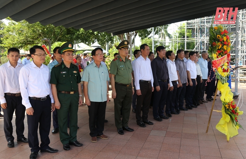 Phó Bí thư Tỉnh ủy Trịnh Tuấn Sinh viếng các Anh hùng liệt sĩ tại Thành cổ Quảng Trị và Đài tưởng niệm Trung đội Mai Quốc Ca