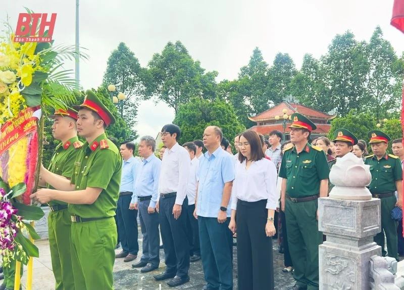 Trưởng Ban Nội chính Tỉnh ủy Nguyễn Ngọc Tiến viếng nghĩa trang liệt sĩ, thăm, tặng quà đối tượng chính sách thị xã Nghi Sơn và huyện Như Thanh