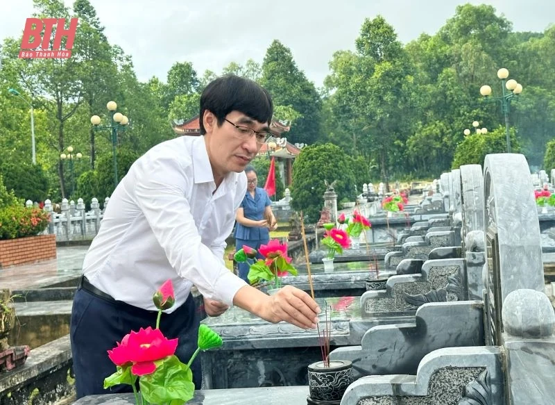Trưởng Ban Nội chính Tỉnh ủy Nguyễn Ngọc Tiến viếng nghĩa trang liệt sĩ, thăm, tặng quà đối tượng chính sách thị xã Nghi Sơn và huyện Như Thanh