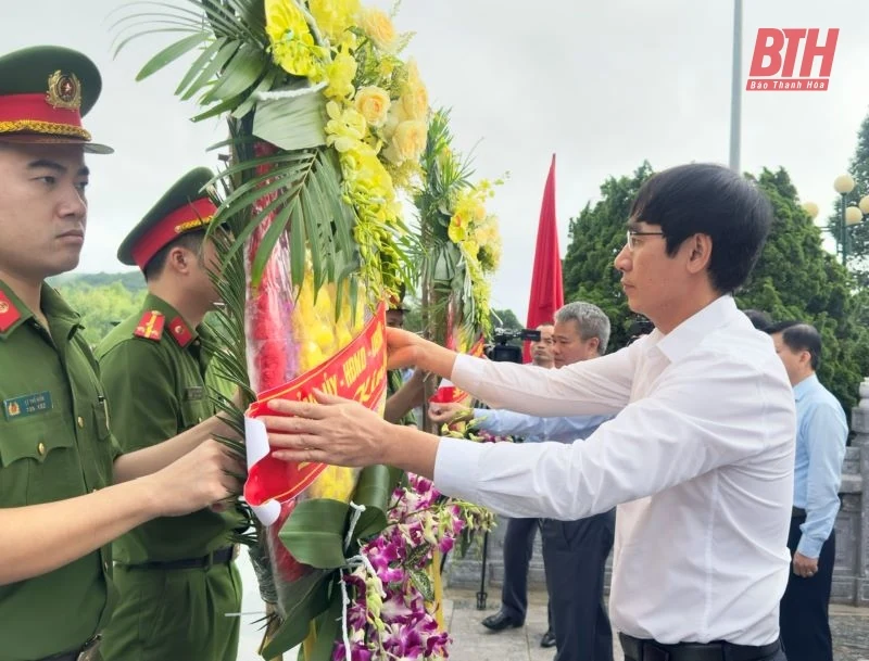 Trưởng Ban Nội chính Tỉnh ủy Nguyễn Ngọc Tiến viếng nghĩa trang liệt sĩ, thăm, tặng quà đối tượng chính sách thị xã Nghi Sơn và huyện Như Thanh