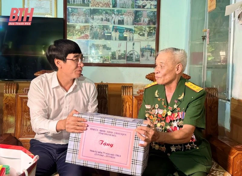 Trưởng Ban Nội chính Tỉnh ủy Nguyễn Ngọc Tiến viếng nghĩa trang liệt sĩ, thăm, tặng quà đối tượng chính sách thị xã Nghi Sơn và huyện Như Thanh