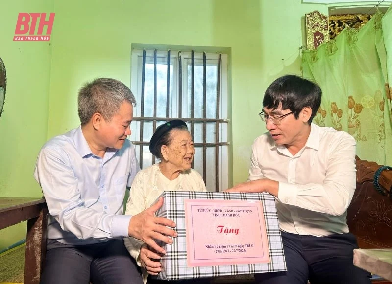 Trưởng Ban Nội chính Tỉnh ủy Nguyễn Ngọc Tiến viếng nghĩa trang liệt sĩ, thăm, tặng quà đối tượng chính sách thị xã Nghi Sơn và huyện Như Thanh