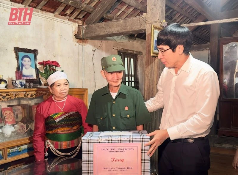Trưởng Ban Nội chính Tỉnh ủy Nguyễn Ngọc Tiến viếng nghĩa trang liệt sĩ, thăm, tặng quà đối tượng chính sách thị xã Nghi Sơn và huyện Như Thanh