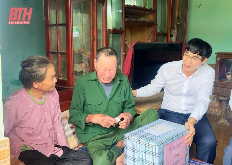 Trưởng Ban Nội chính Tỉnh ủy Nguyễn Ngọc Tiến viếng nghĩa trang liệt sĩ, thăm, tặng quà đối tượng chính sách thị xã Nghi Sơn và huyện Như Thanh
