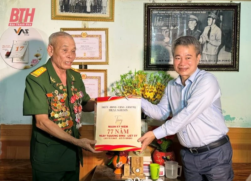 Trưởng Ban Nội chính Tỉnh ủy Nguyễn Ngọc Tiến viếng nghĩa trang liệt sĩ, thăm, tặng quà đối tượng chính sách thị xã Nghi Sơn và huyện Như Thanh