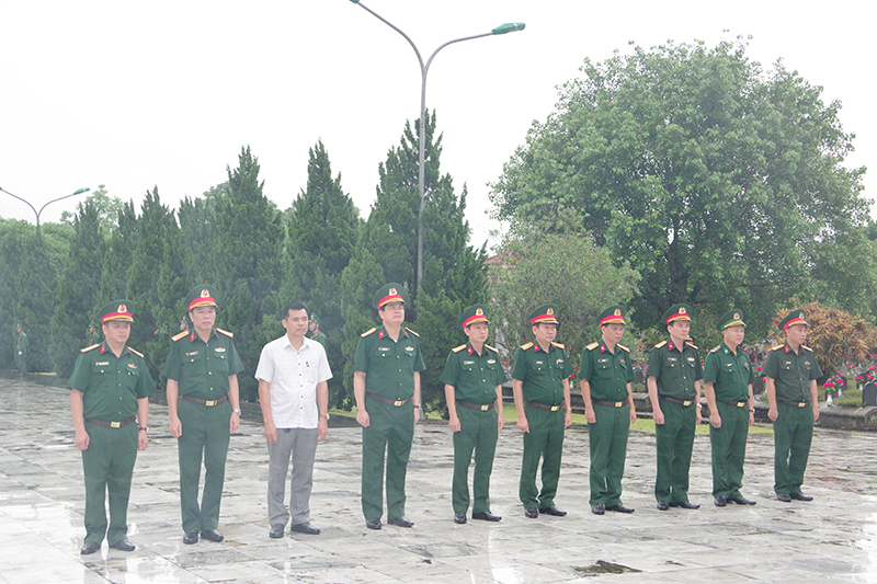 Đoàn công tác Quân khu 4 dâng hoa, dâng hương tưởng niệm liệt sĩ và thăm, tặng quà các thương binh, bệnh binh 