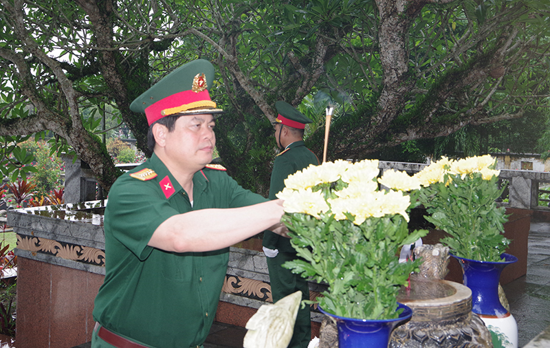 Đoàn công tác Quân khu 4 dâng hoa, dâng hương tưởng niệm liệt sĩ và thăm, tặng quà các thương binh, bệnh binh 