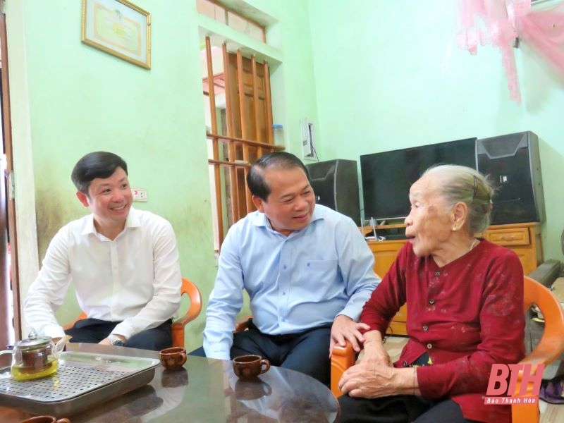Trưởng Ban Tổ chức Tỉnh ủy Nguyễn Văn Hùng viếng nghĩa trang liệt sĩ và thăm, tặng quà gia đình chính sách huyện Cẩm Thủy