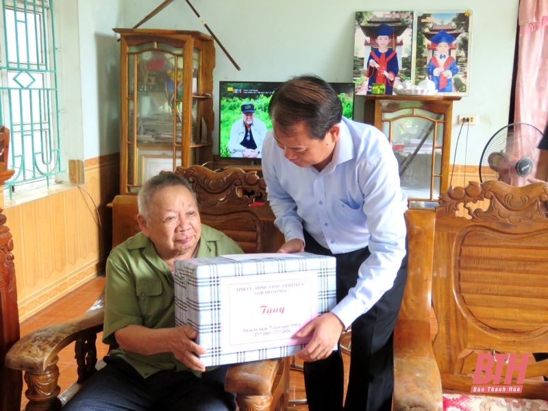 Trưởng Ban Tổ chức Tỉnh ủy Nguyễn Văn Hùng viếng nghĩa trang liệt sĩ và thăm, tặng quà gia đình chính sách huyện Cẩm Thủy