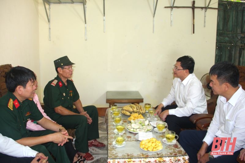 Phó Chủ tịch UBND tỉnh Mai Xuân Liêm dâng hương các Anh hùng liệt sĩ và thăm gia đình chính sách huyện Ngọc Lặc
