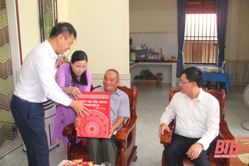 Phó Chủ tịch UBND tỉnh Mai Xuân Liêm dâng hương các Anh hùng liệt sĩ và thăm gia đình chính sách huyện Ngọc Lặc