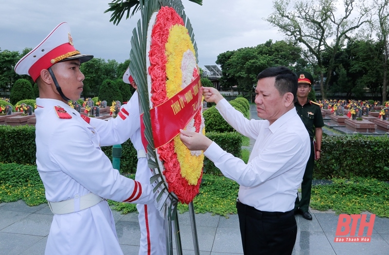 Phó Chủ tịch Thường trực UBND tỉnh Nguyễn Văn Thi dâng hoa, dâng hương viếng các nghĩa trang liệt sĩ trên địa bàn tỉnh Điện Biên