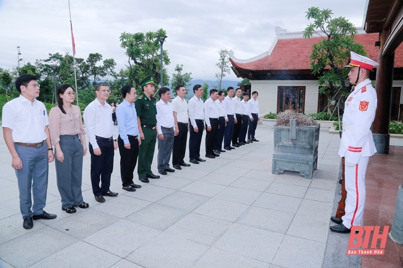 Phó Chủ tịch Thường trực UBND tỉnh Nguyễn Văn Thi dâng hoa, dâng hương viếng các nghĩa trang liệt sĩ trên địa bàn tỉnh Điện Biên