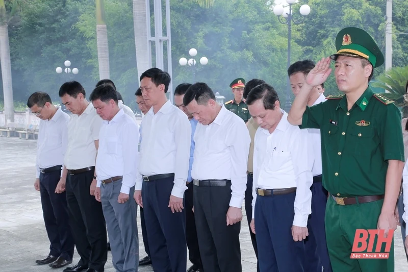 Phó Chủ tịch Thường trực UBND tỉnh Nguyễn Văn Thi dâng hoa, dâng hương viếng các nghĩa trang liệt sĩ trên địa bàn tỉnh Điện Biên