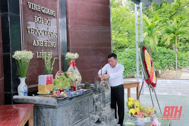 Phó Chủ tịch Thường trực UBND tỉnh Nguyễn Văn Thi dâng hoa, dâng hương viếng các nghĩa trang liệt sĩ trên địa bàn tỉnh Điện Biên