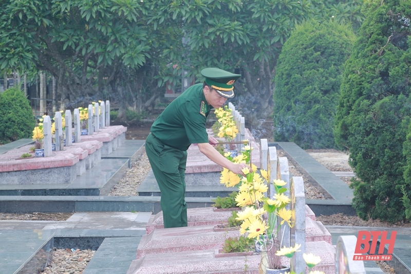 Phó Chủ tịch Thường trực UBND tỉnh Nguyễn Văn Thi dâng hoa, dâng hương viếng các nghĩa trang liệt sĩ trên địa bàn tỉnh Điện Biên