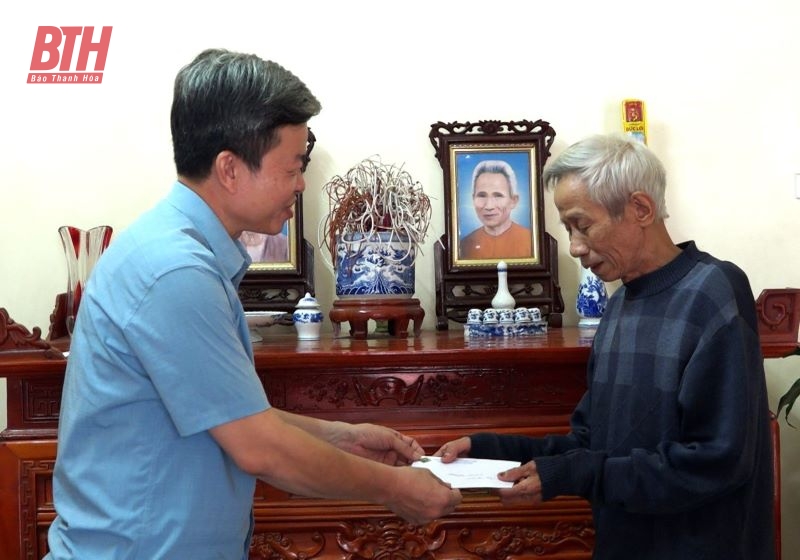Vĩnh Lộc: Trao hơn 6.000 suất quà cho gia đình chính sách, người có công