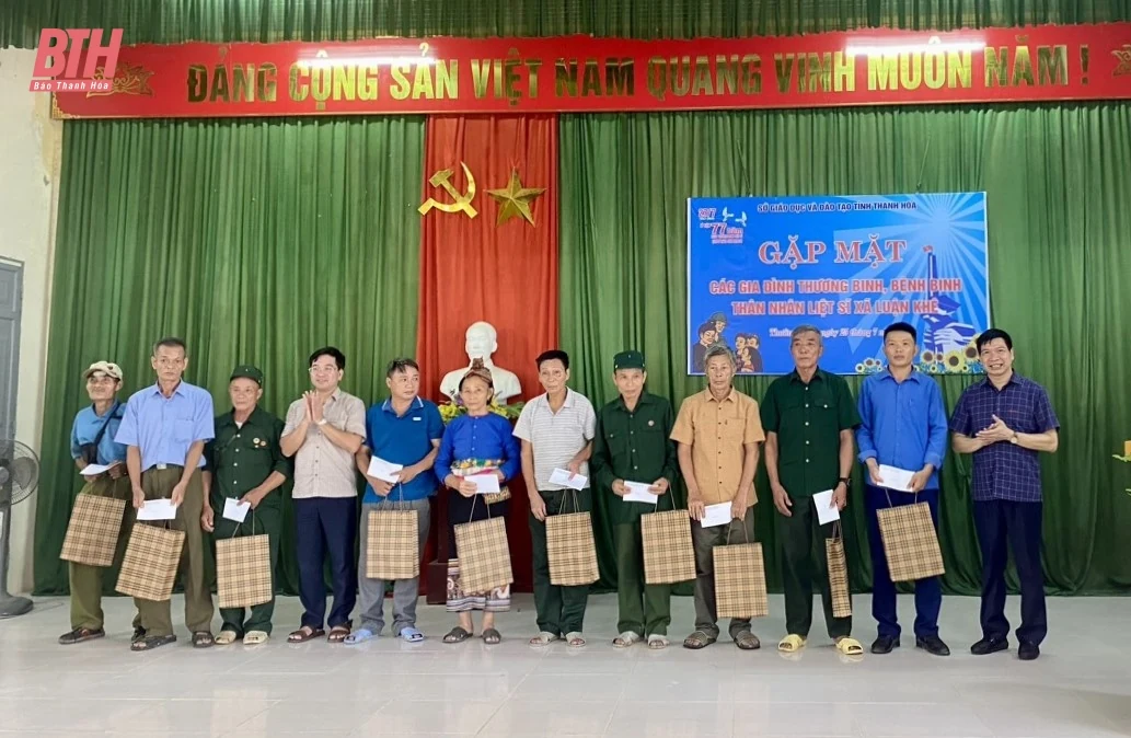Lãnh đạo Sở Giáo dục và Đào tạo gặp mặt, tặng quà cho gia đình thương binh, bệnh binh, thân nhân liệt sĩ huyện Thường Xuân