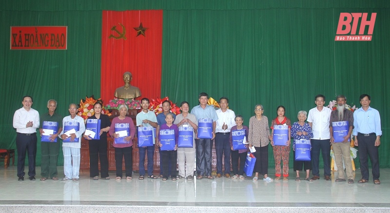 Thăm, tặng quà gia đình chính sách, người có công với cách mạng trên địa bàn xã Hoằng Đạo