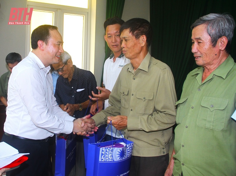 Thăm, tặng quà gia đình chính sách, người có công với cách mạng trên địa bàn xã Hoằng Đạo