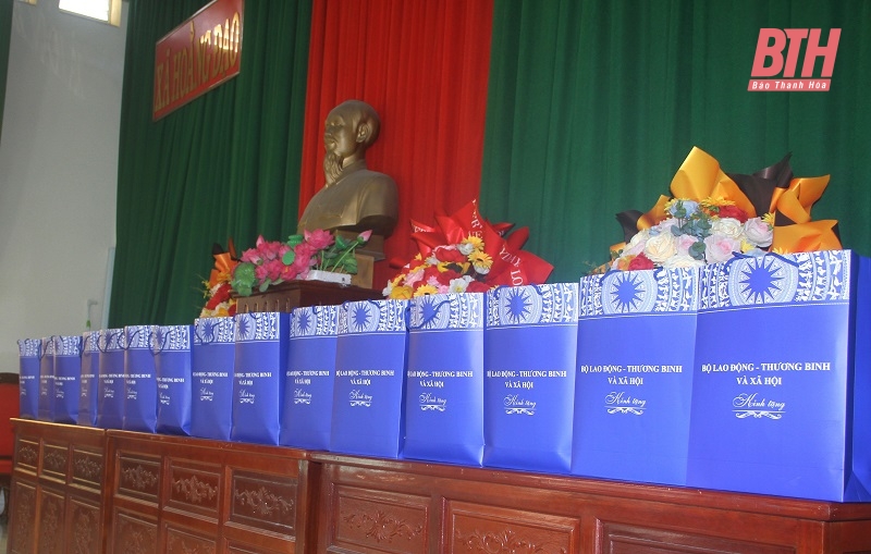 Thăm, tặng quà gia đình chính sách, người có công với cách mạng trên địa bàn xã Hoằng Đạo