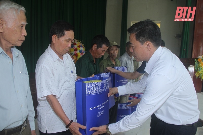 Thăm, tặng quà gia đình chính sách, người có công với cách mạng trên địa bàn xã Hoằng Đạo
