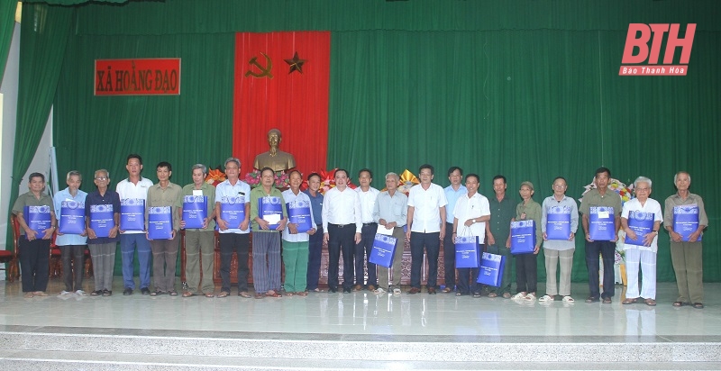 Thăm, tặng quà gia đình chính sách, người có công với cách mạng trên địa bàn xã Hoằng Đạo