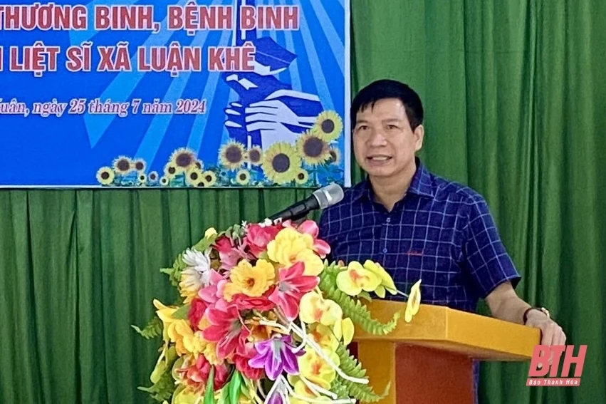 Lãnh đạo Sở Giáo dục và Đào tạo gặp mặt, tặng quà cho gia đình thương binh, bệnh binh, thân nhân liệt sĩ huyện Thường Xuân