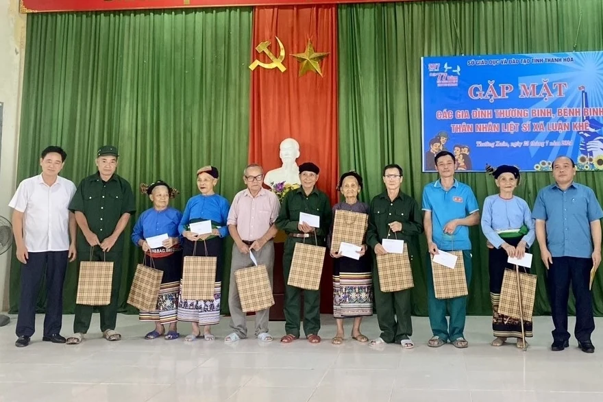 Lãnh đạo Sở Giáo dục và Đào tạo gặp mặt, tặng quà cho gia đình thương binh, bệnh binh, thân nhân liệt sĩ huyện Thường Xuân