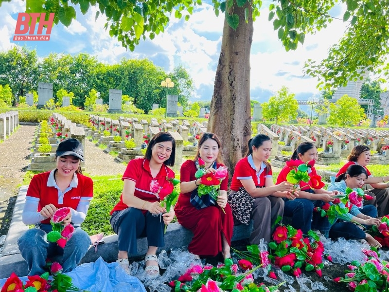 Viettel Thanh Hóa thay mới 12.153 đóa hoa lụa trên các phần mộ liệt sỹ