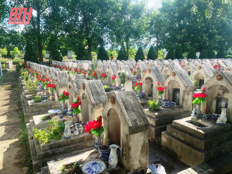 Viettel Thanh Hóa thay mới 12.153 đóa hoa lụa trên các phần mộ liệt sỹ