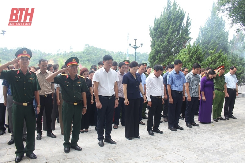 Phó Chủ tịch HĐND tỉnh Nguyễn Quang Hải viếng nghĩa trang liệt sĩ và thăm, tặng quà gia đình chính sách tại Như Xuân