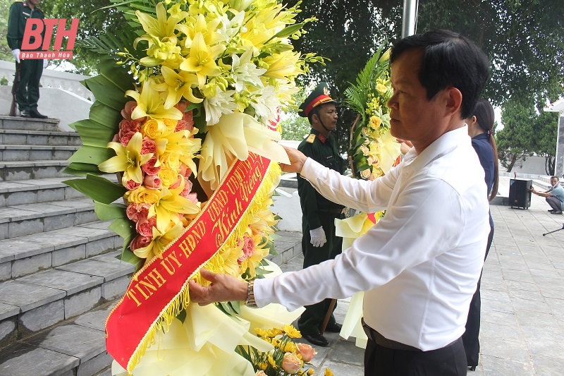 Phó Chủ tịch HĐND tỉnh Nguyễn Quang Hải viếng nghĩa trang liệt sĩ và thăm, tặng quà gia đình chính sách tại Như Xuân