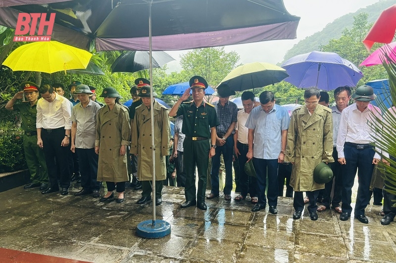 Phó Chủ tịch UBND tỉnh Đầu Thanh Tùng viếng nghĩa trang liệt sĩ và thăm, tặng quà gia đình chính sách tại Quan Hóa