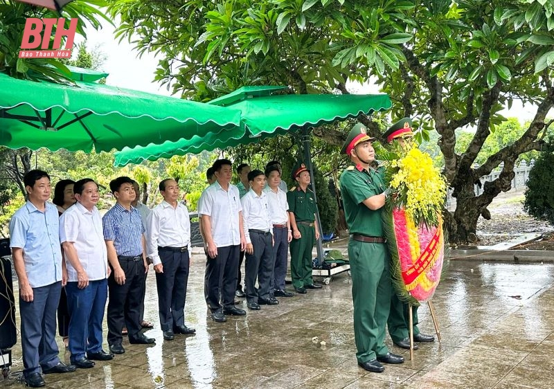 Phó Chủ tịch Thường trực HĐND tỉnh Lê Tiến Lam viếng nghĩa trang liệt sĩ và thăm, tặng quà gia đình chính sách thị xã Bỉm Sơn