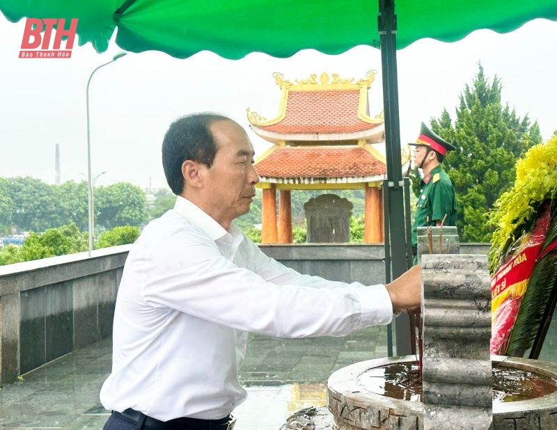 Phó Chủ tịch Thường trực HĐND tỉnh Lê Tiến Lam viếng nghĩa trang liệt sĩ và thăm, tặng quà gia đình chính sách thị xã Bỉm Sơn