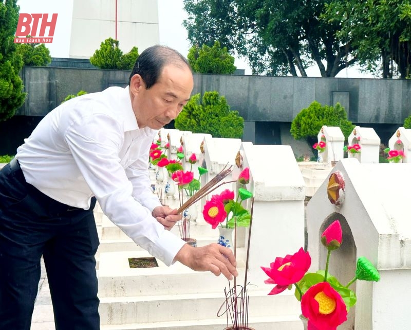 Phó Chủ tịch Thường trực HĐND tỉnh Lê Tiến Lam viếng nghĩa trang liệt sĩ và thăm, tặng quà gia đình chính sách thị xã Bỉm Sơn