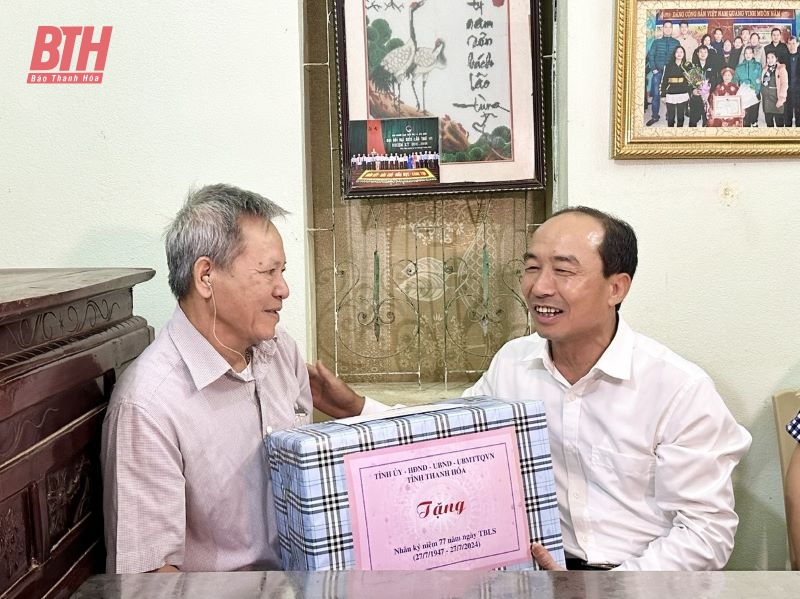 Phó Chủ tịch Thường trực HĐND tỉnh Lê Tiến Lam viếng nghĩa trang liệt sĩ và thăm, tặng quà gia đình chính sách thị xã Bỉm Sơn