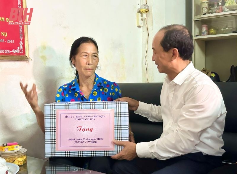 Phó Chủ tịch Thường trực HĐND tỉnh Lê Tiến Lam viếng nghĩa trang liệt sĩ và thăm, tặng quà gia đình chính sách thị xã Bỉm Sơn