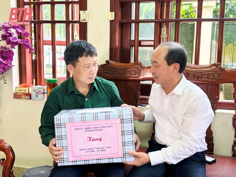 Phó Chủ tịch Thường trực HĐND tỉnh Lê Tiến Lam viếng nghĩa trang liệt sĩ và thăm, tặng quà gia đình chính sách thị xã Bỉm Sơn