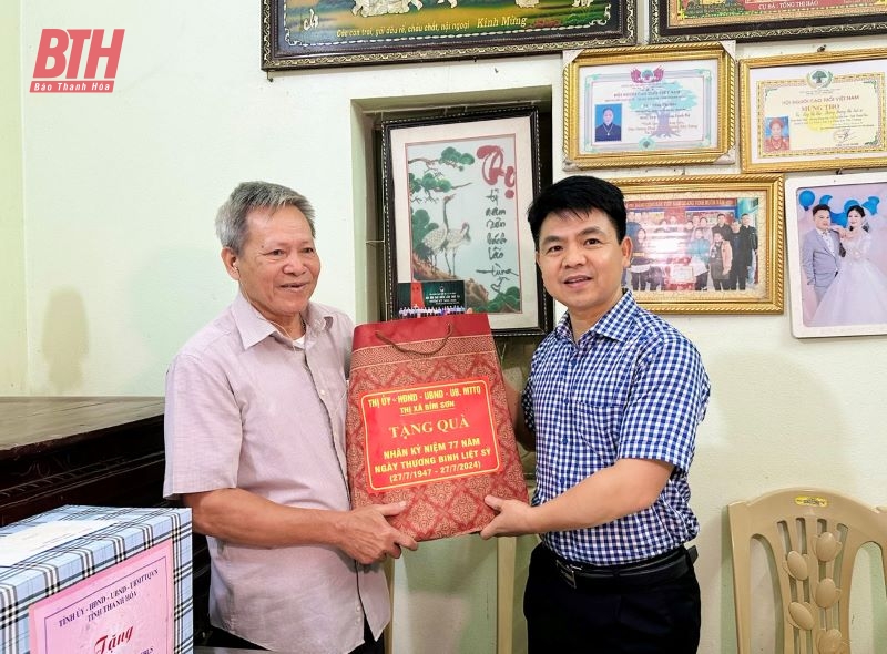 Phó Chủ tịch Thường trực HĐND tỉnh Lê Tiến Lam viếng nghĩa trang liệt sĩ và thăm, tặng quà gia đình chính sách thị xã Bỉm Sơn