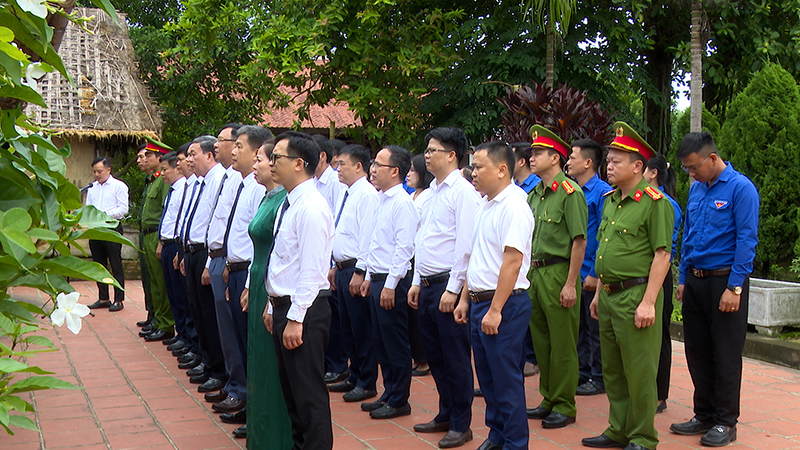 Lãnh đạo huyện Thọ Xuân dâng hoa, dâng hương tại Di tích Lịch sử cách mạng Yên Trường