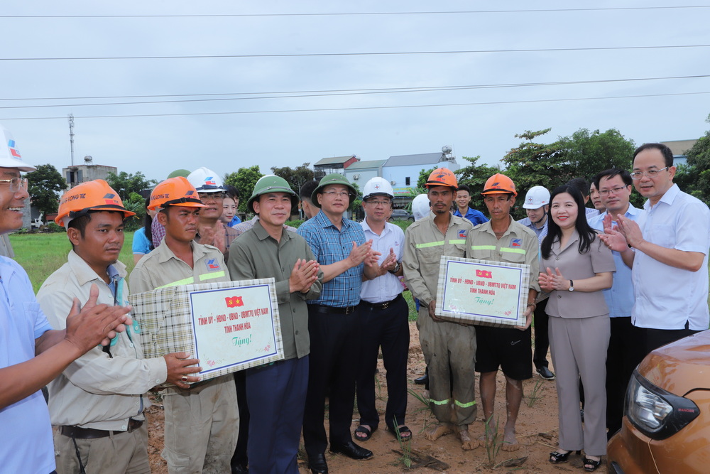 Bí thư Tỉnh ủy Đỗ Trọng Hưng thăm, tặng quà, động viên cán bộ, kỹ sư, công nhân đang thi công trên công trường Dự án đường dây 500kV mạch 3