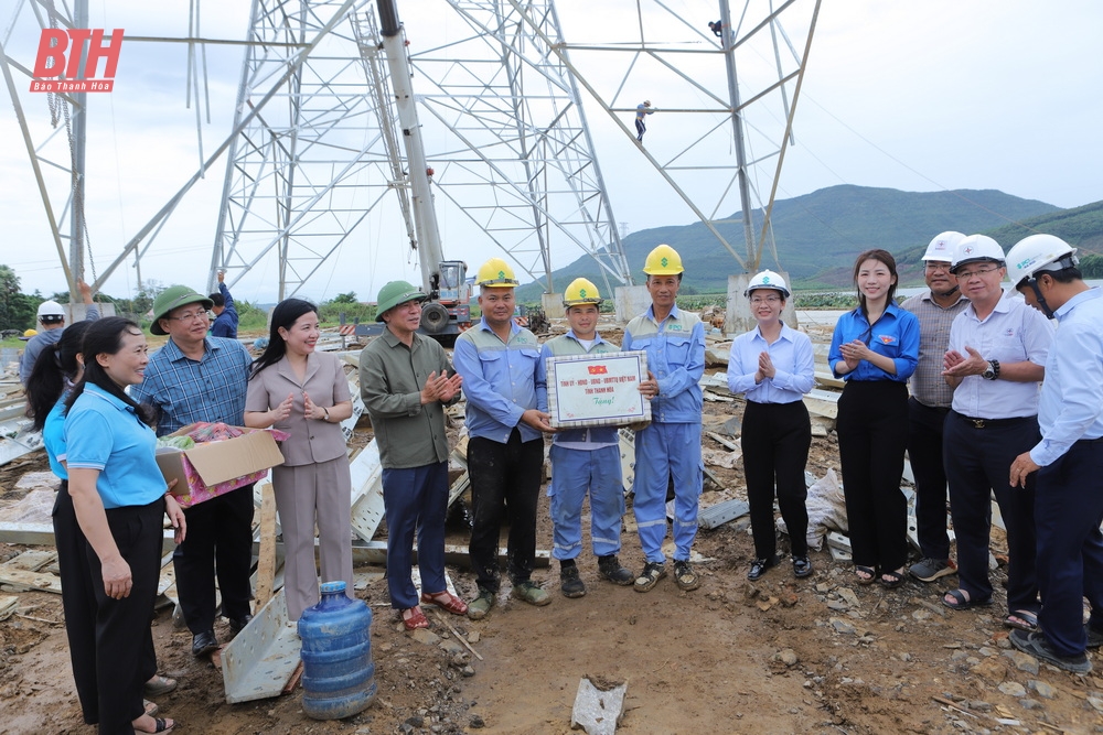 Bí thư Tỉnh ủy Đỗ Trọng Hưng thăm, tặng quà, động viên cán bộ, kỹ sư, công nhân đang thi công trên công trường Dự án đường dây 500kV mạch 3