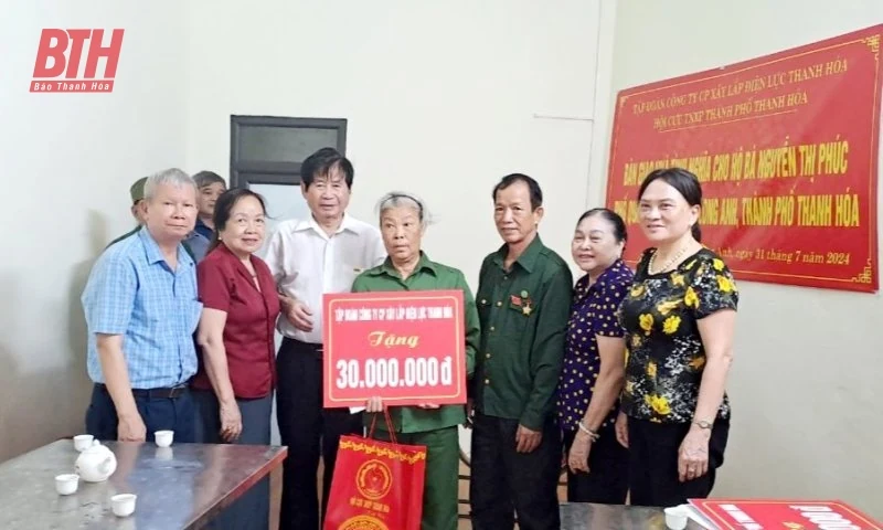 Trao kinh phí xây nhà và hỗ trợ cựu TNXP đặc biệt khó khăn