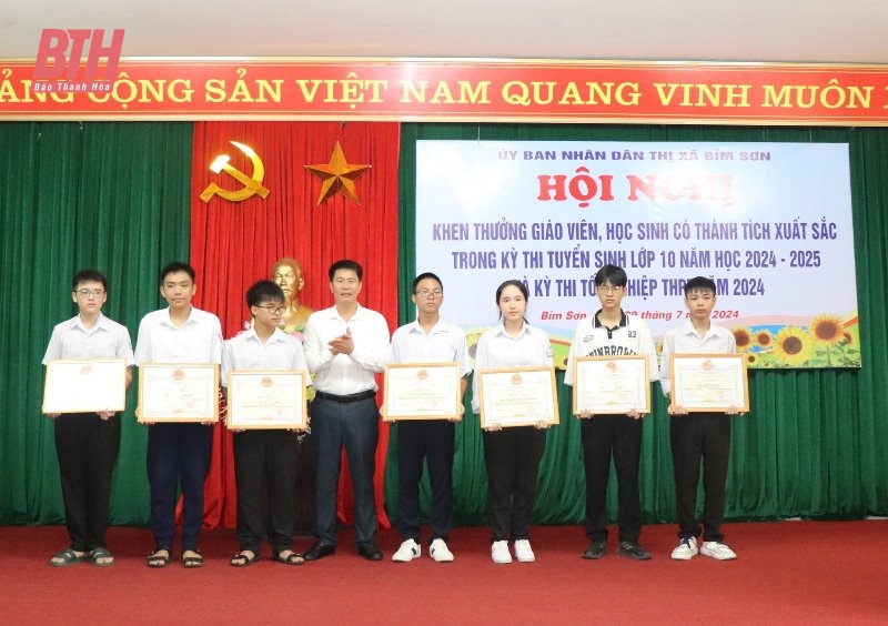 Thị xã Bỉm Sơn khen thưởng giáo viên và học sinh có thành tích xuất sắc trong kỳ thi tuyển sinh lớp 10 học 2024-2025 và tốt nghiệp THPT năm 2024