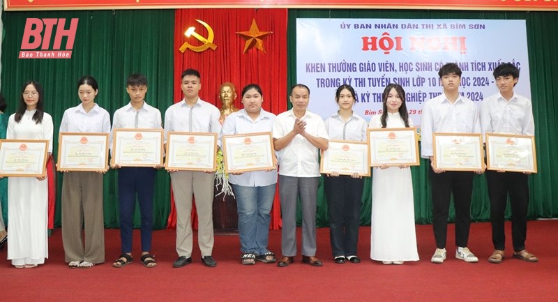 Thị xã Bỉm Sơn khen thưởng giáo viên và học sinh có thành tích xuất sắc trong kỳ thi tuyển sinh lớp 10 học 2024-2025 và tốt nghiệp THPT năm 2024