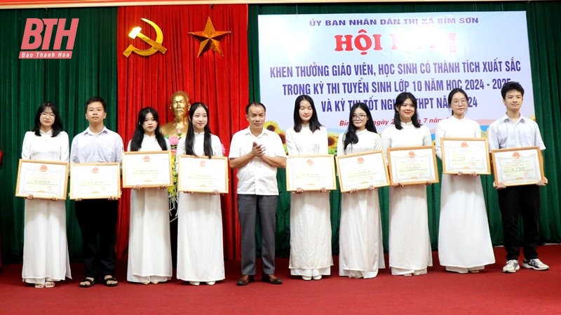 Thị xã Bỉm Sơn khen thưởng giáo viên và học sinh có thành tích xuất sắc trong kỳ thi tuyển sinh lớp 10 học 2024-2025 và tốt nghiệp THPT năm 2024
