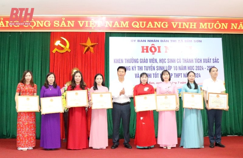 Thị xã Bỉm Sơn khen thưởng giáo viên và học sinh có thành tích xuất sắc trong kỳ thi tuyển sinh lớp 10 học 2024-2025 và tốt nghiệp THPT năm 2024